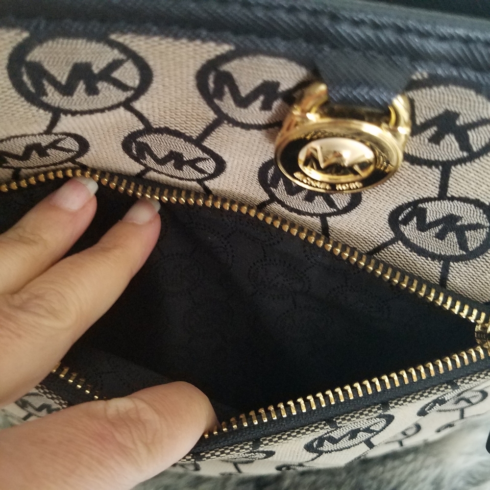 MICHAEL KORS Monogram Signature Large Pocket Crossbody Bag Black NWOT - Picture 7 of 15